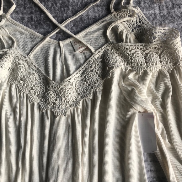 ✨SALE Nordstrom lace Bell sleeve criss cross top - Picture 5 of 5